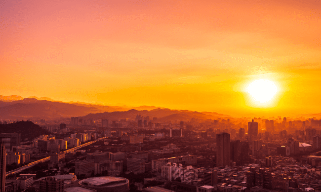 Sob o Abrasador Sol Brasileiro: Uma Cidade Resiliente enfrenta Ondas de Calor. Descubra como a Arquitetura Inovadora da A9 está Moldando Espaços Urbanos para Mitigar o Calor e Promover o Conforto